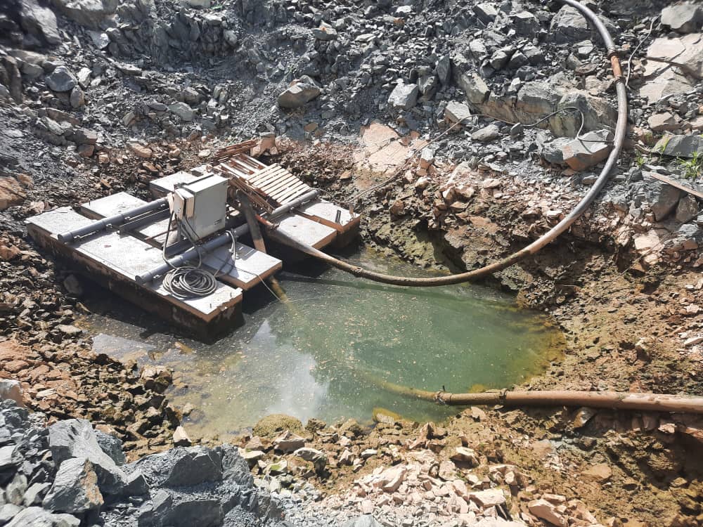 Equipo de bombeo en una laguna de sedimentación minera