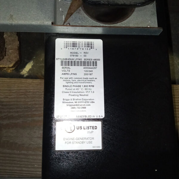 Foto real de la placa de producto Planta Briggs Stt 48Kw fija 110/220V a gas monofasica MPN:076150-03