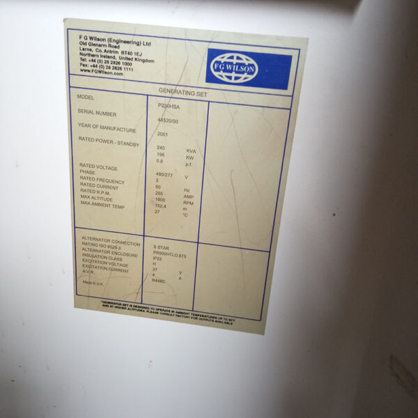 Foto real de la placa de producto Planta electrica de 62,5 KVA con cabina insonorizada 3PH o 51.1KW 1PH, (Usada ATIPI1890HR10JUN22) Operada a Gasoil marca FG Wilson de Caterpillar CE: Este item tiene el codigo corr MPN:P55E1 SA