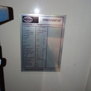 Foto real de la placa de producto PICA, Planta electrica de 25 KVA con cabina insonorizada 3PH o 20,6KW 1PH (Usada 666HRS4JN22PICA) Operada a Gasoil marca FG Wilson de Caterpillar CE: Este item tiene el codigo corr MPN:P22-4 SA