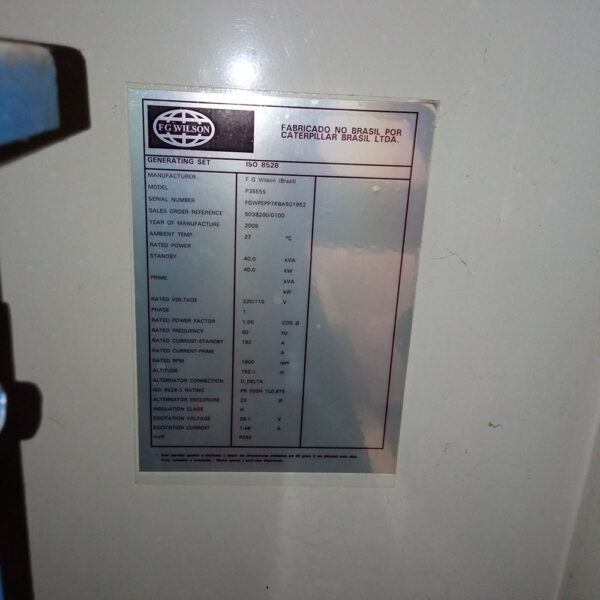 Foto real de la placa de producto PICA, Planta electrica de 25 KVA con cabina insonorizada 3PH o 20,6KW 1PH (Usada 666HRS4JN22PICA) Operada a Gasoil marca FG Wilson de Caterpillar CE: Este item tiene el codigo corr MPN:P22-4 SA
