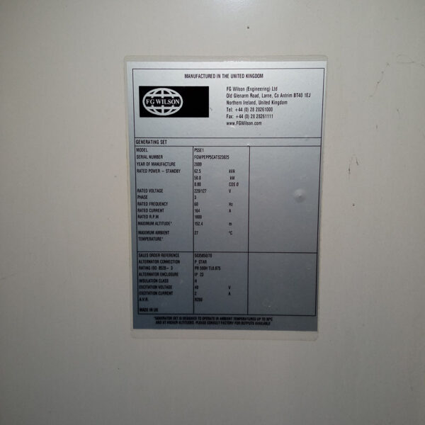 Foto real de la placa de producto Planta electrica de 40 KVA 1PH con cabina insonorizada reconectable a trifasico, operada a Gasoil marca FG Wilson de Caterpillar CE: Este item tiene el codigo correcto para P35E5S MPN:P35E5S SA